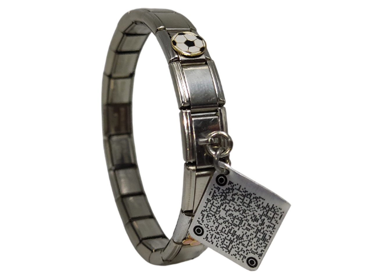 foto brazalete con una placa que contiene el qr personalizado